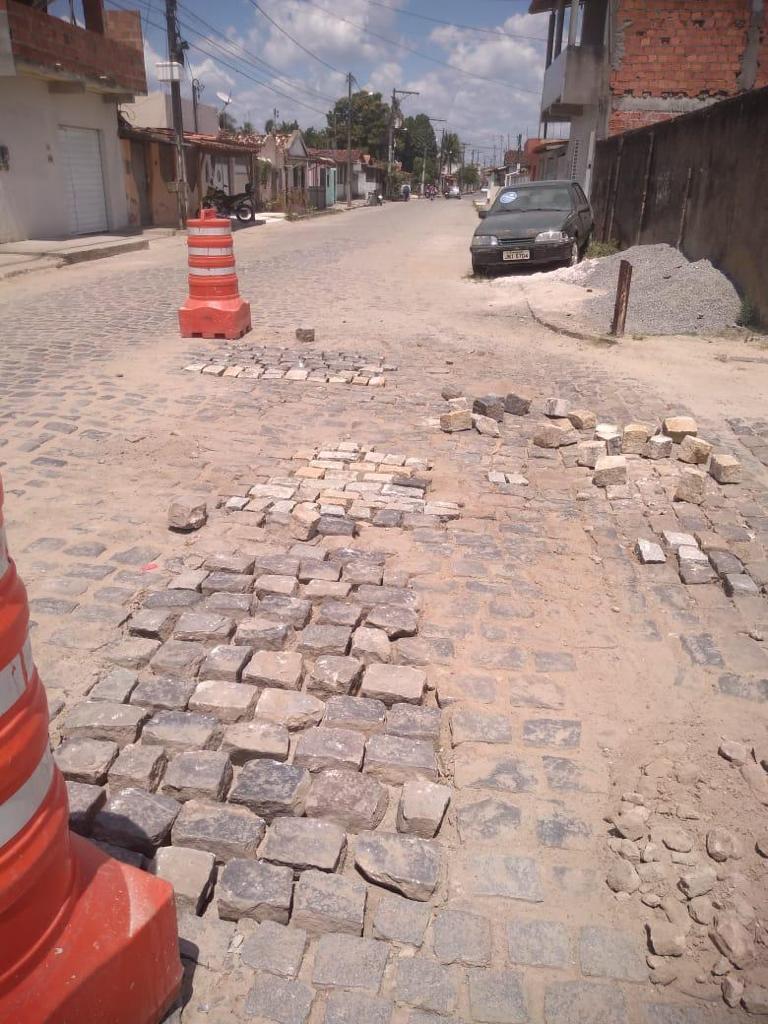 Prefeitura de Conceição do Jacuípe realiza recuperação de paralelepídos em ruas da cidade