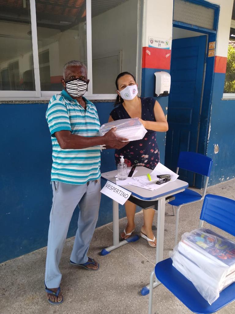 Secretaria de Educação entrega kits de livros didáticos a alunos das zonas urbana e rural em Conceição do Jacuípe