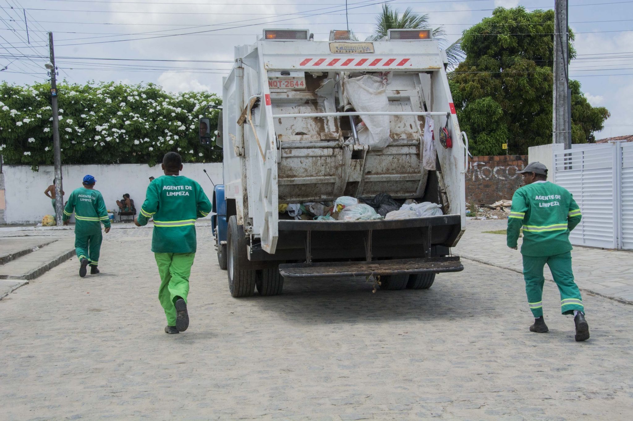 Prefeitura rescinde contrato com empresa coletora do lixo e vai executar o serviço a partir desta sexta-feira