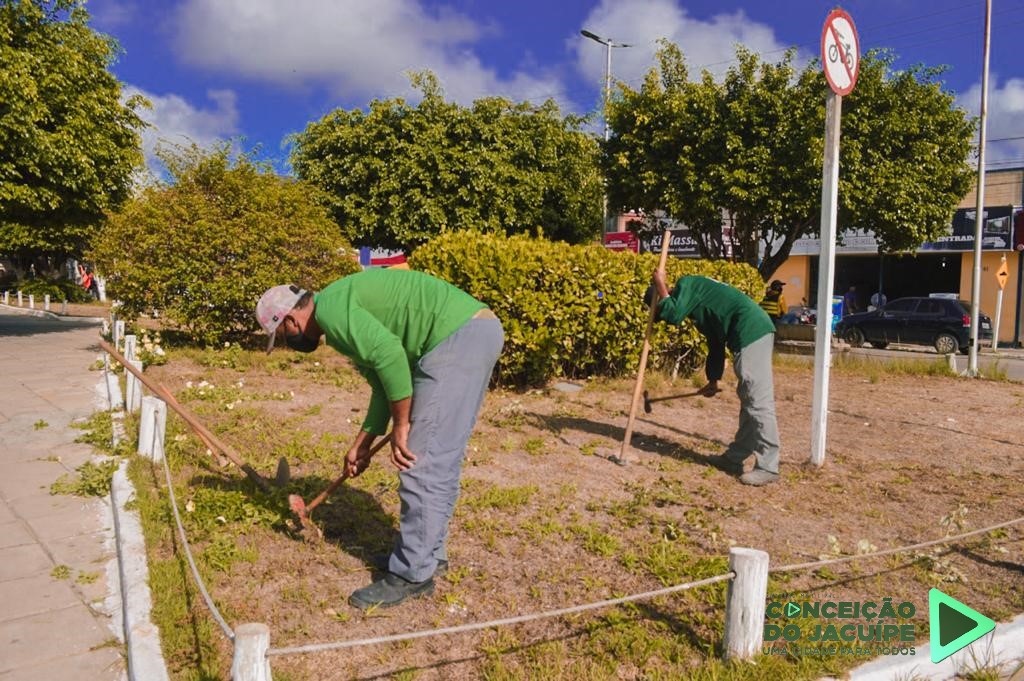 Prefeitura de Conceição do Jacuípe intensifica trabalho de capinagem e limpeza da cidade